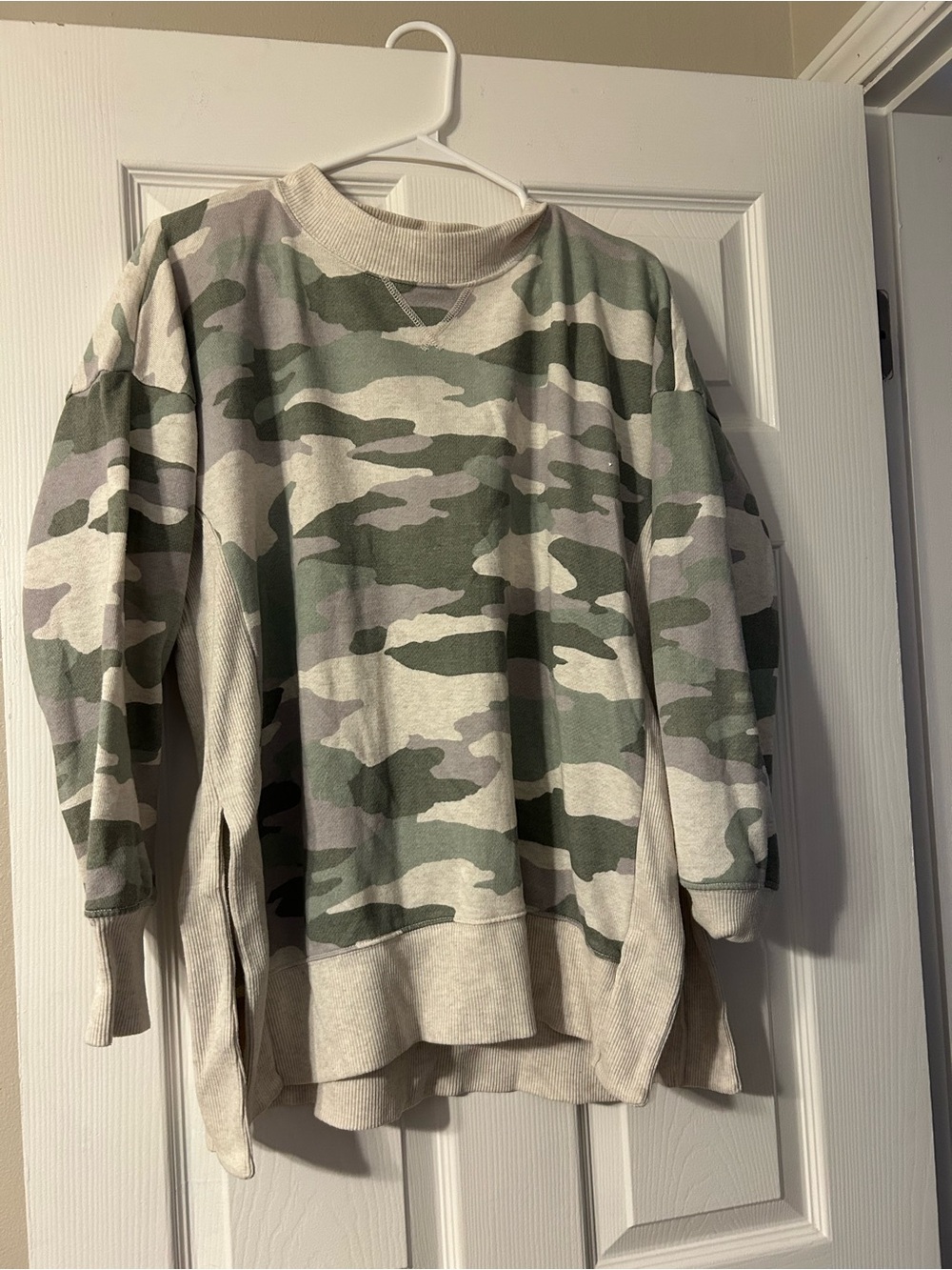 aerie Men’s Olive Green Camo Crewneck Sweater
